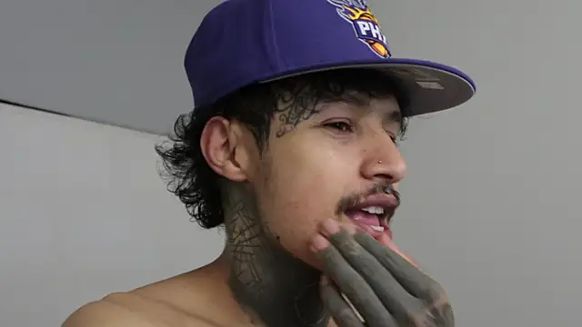 Snapshot of trieone chatting on March 2, 2:51 am trieone online show from March 2, 2:51 am