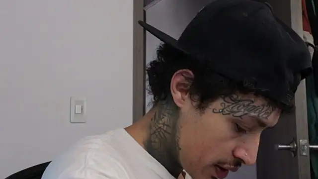 Snapshot of trieone chatting on September 12, 2:17 pm trieone online show from September 12, 2:17 pm