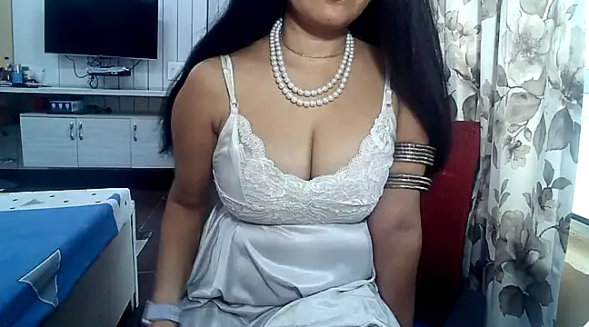 Snapshot of yourradhika chatting on December 9, 6:34 am yourradhika online show from December 9, 6:34 am