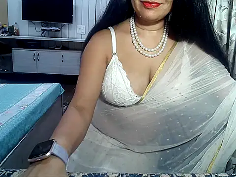 Snapshot of yourradhika chatting on December 29, 6:27 pm yourradhika online show from December 29, 6:27 pm