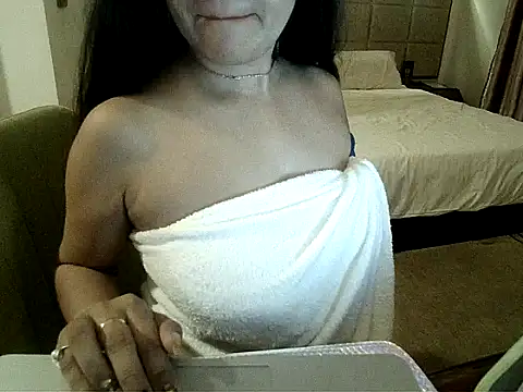Snapshot of yourradhika chatting on January 9, 3:01 pm yourradhika online show from January 9, 3:01 pm
