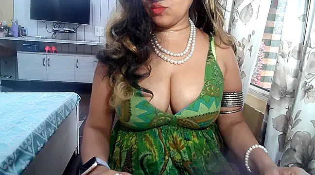 Snapshot of yourradhika chatting on February 5, 5:42 pm yourradhika online show from February 5, 5:42 pm