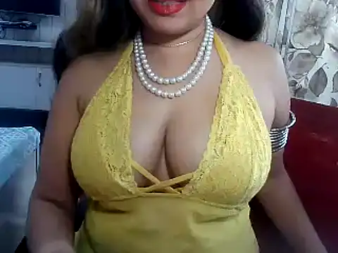 Snapshot of yourradhika chatting on March 6, 6:52 am yourradhika online show from March 6, 6:52 am