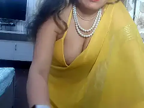 Snapshot of yourradhika chatting on March 6, 5:43 pm yourradhika online show from March 6, 5:43 pm