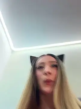 Snapshot of bunny_bicht chatting on March 5, 12:28 am bunny bicht online show from March 5, 12:28 am