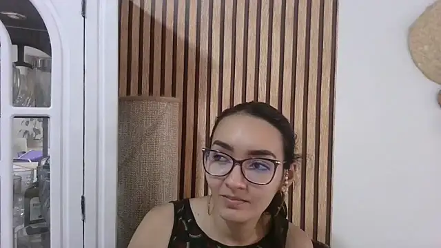 Snapshot of LinzyBaner chatting on February 13, 6:05 pm LinzyBaner online show from February 13, 6:05 pm