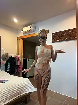 Snapshot of MonicaMilz chatting on February 4, 12:33 pm MonicaMilz online show from February 4, 12:33 pm