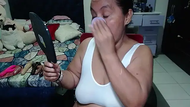 Snapshot of pervert_mommy_ chatting on October 27, 9:24 am pervert mommy online show from October 27, 9:24 am