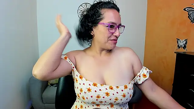 Snapshot of scarlet_wet chatting on April 30, 11:31 pm scarlet wet online show from April 30, 11:31 pm