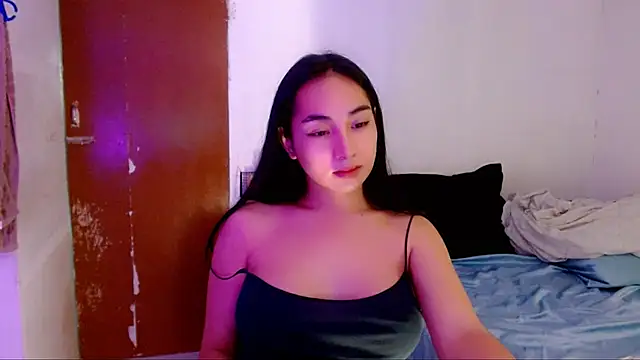 Snapshot of SweetLilly_18 chatting on September 24, 12:25 am SweetLilly 18 online show from September 24, 12:25 am