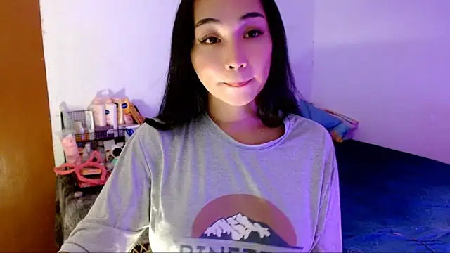 Snapshot of SweetLilly_18 chatting on October 12, 2:10 am SweetLilly 18 online show from October 12, 2:10 am