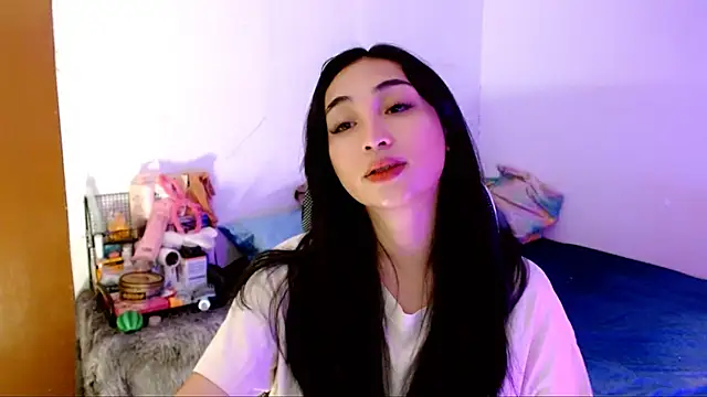 Snapshot of SweetLilly_18 chatting on October 15, 2:11 am SweetLilly 18 online show from October 15, 2:11 am