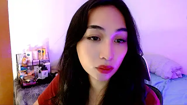 Snapshot of SweetLilly_18 chatting on October 17, 2:26 am SweetLilly 18 online show from October 17, 2:26 am