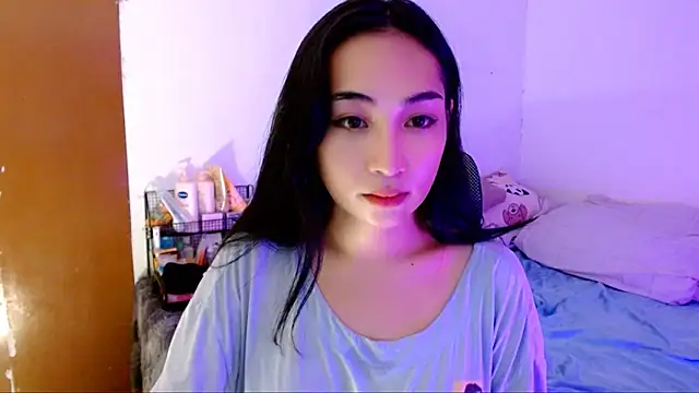 Snapshot of SweetLilly_18 chatting on October 20, 2:12 am SweetLilly 18 online show from October 20, 2:12 am