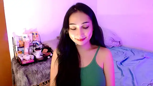 Snapshot of SweetLilly_18 chatting on October 24, 1:46 am SweetLilly 18 online show from October 24, 1:46 am