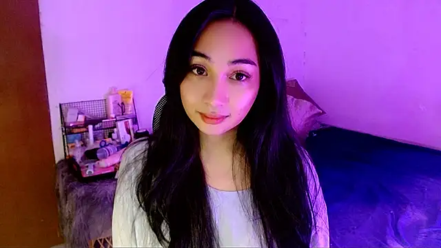 Snapshot of SweetLilly_18 chatting on December 15, 3:44 am SweetLilly 18 online show from December 15, 3:44 am