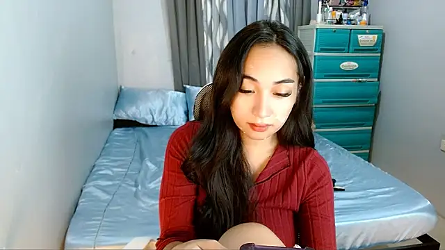 Snapshot of SweetLilly_18 chatting on January 12, 5:23 am SweetLilly 18 online show from January 12, 5:23 am