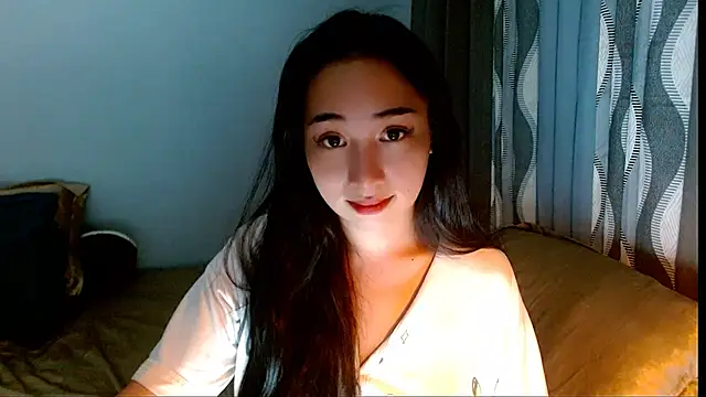 Snapshot of SweetLilly_18 chatting on February 25, 12:59 pm SweetLilly 18 online show from February 25, 12:59 pm