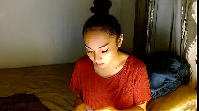 Snapshot of SweetLilly_18 chatting on March 3, 3:01 am SweetLilly 18 online show from March 3, 3:01 am