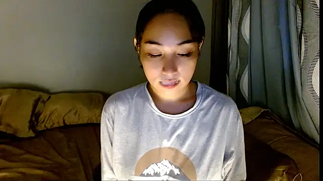 Snapshot of SweetLilly_18 chatting on March 4, 3:56 am SweetLilly 18 online show from March 4, 3:56 am