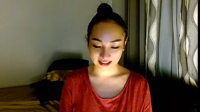 Snapshot of SweetLilly_18 chatting on March 25, 4:40 am SweetLilly 18 online show from March 25, 4:40 am