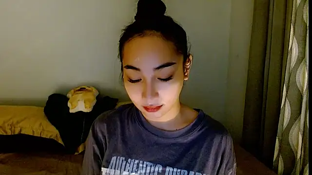 Snapshot of SweetLilly_18 chatting on March 29, 5:07 am SweetLilly 18 online show from March 29, 5:07 am