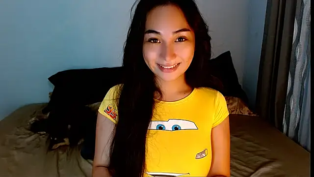 Snapshot of SweetLilly_18 chatting on April 5, 3:36 am SweetLilly 18 online show from April 5, 3:36 am