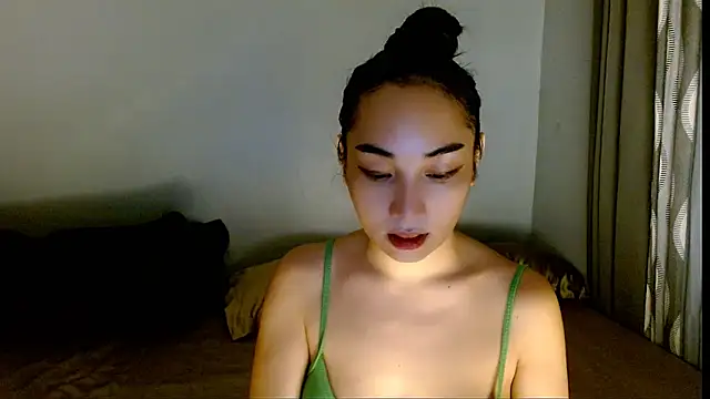 Snapshot of SweetLilly_18 chatting on April 9, 3:06 am SweetLilly 18 online show from April 9, 3:06 am