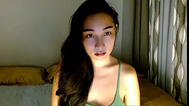 Snapshot of SweetLilly_18 chatting on April 12, 2:49 am SweetLilly 18 online show from April 12, 2:49 am