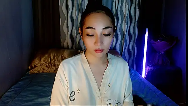 Snapshot of SweetLilly_18 chatting on April 24, 2:58 am SweetLilly 18 online show from April 24, 2:58 am