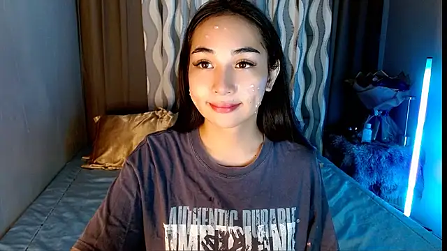 Snapshot of SweetLilly_18 chatting on April 27, 2:31 am SweetLilly 18 online show from April 27, 2:31 am
