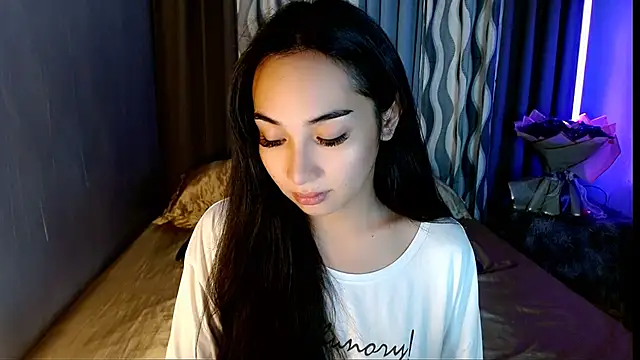 Snapshot of SweetLilly_18 chatting on May 6, 3:24 am SweetLilly 18 online show from May 6, 3:24 am