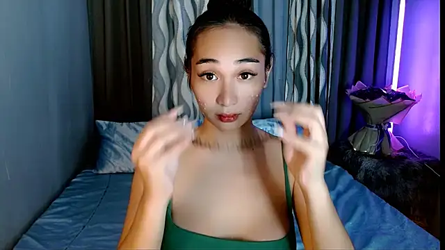 Snapshot of SweetLilly_18 chatting on May 13, 2:42 am SweetLilly 18 online show from May 13, 2:42 am