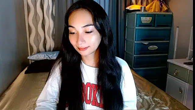 Snapshot of SweetLilly_18 chatting on May 23, 3:45 am SweetLilly 18 online show from May 23, 3:45 am