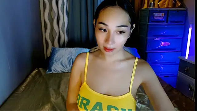 Snapshot of SweetLilly_18 chatting on May 24, 4:17 am SweetLilly 18 online show from May 24, 4:17 am