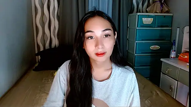 Snapshot of SweetLilly_18 chatting on May 25, 4:40 am SweetLilly 18 online show from May 25, 4:40 am