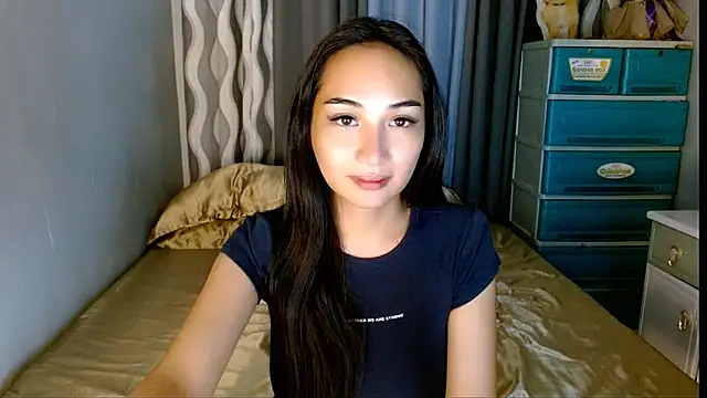 Snapshot of SweetLilly_18 chatting on June 1, 7:10 am SweetLilly 18 online show from June 1, 7:10 am