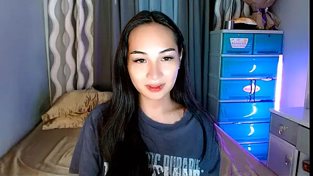 Snapshot of SweetLilly_18 chatting on June 3, 5:32 am SweetLilly 18 online show from June 3, 5:32 am
