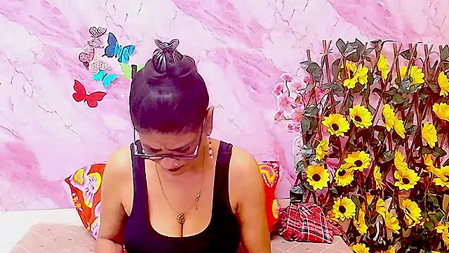 Snapshot of IndianAllure chatting on December 4, 5:39 am IndianAllure online show from December 4, 5:39 am