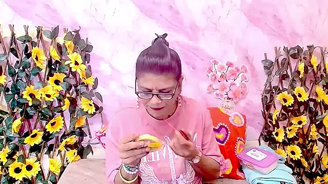 Snapshot of IndianAllure chatting on December 22, 5:37 am IndianAllure online show from December 22, 5:37 am