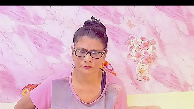 Snapshot of IndianAllure chatting on February 2, 5:39 am IndianAllure online show from February 2, 5:39 am