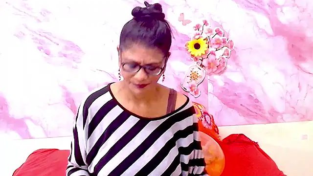 Snapshot of IndianAllure chatting on February 17, 5:48 am IndianAllure online show from February 17, 5:48 am