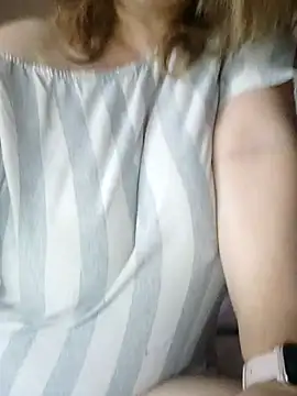 Snapshot of Elza01 chatting on February 15, 7:27 am Elza01 online show from February 15, 7:27 am