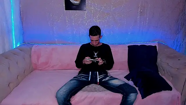 Snapshot of Shyfantasies chatting on September 18, 10:12 pm Shyfantasies online show from September 18, 10:12 pm