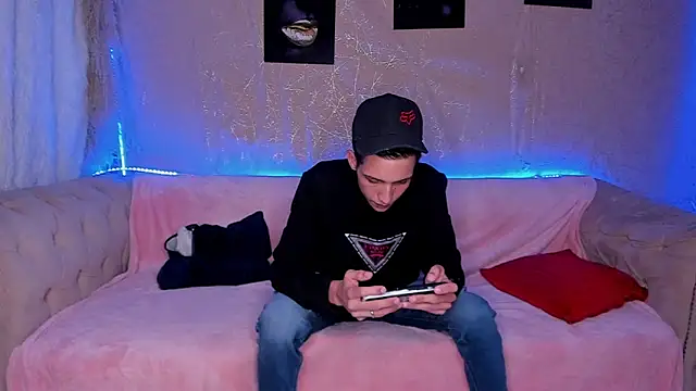 Snapshot of Shyfantasies chatting on October 1, 10:38 pm Shyfantasies online show from October 1, 10:38 pm