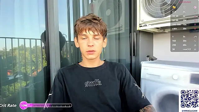 Snapshot of MiracleCam chatting on October 13, 12:32 am MiracleCam online show from October 13, 12:32 am