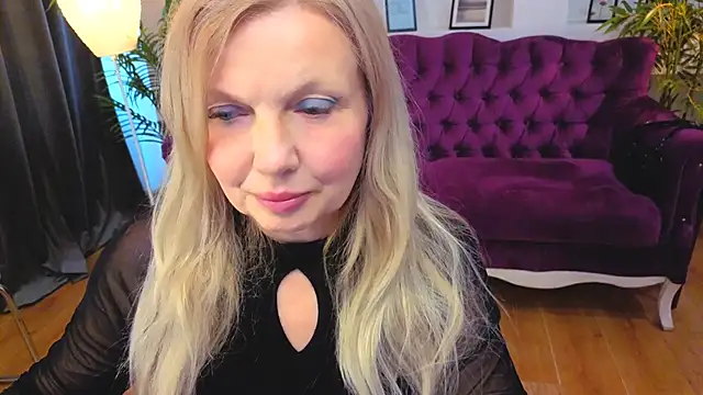 Abby Moore  online show from May 8, 7:03 am