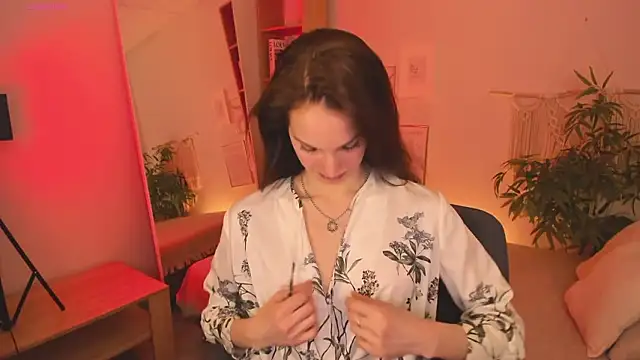 Snapshot of MirandaGlow chatting on March 10, 5:45 am MirandaGlow online show from March 10, 5:45 am