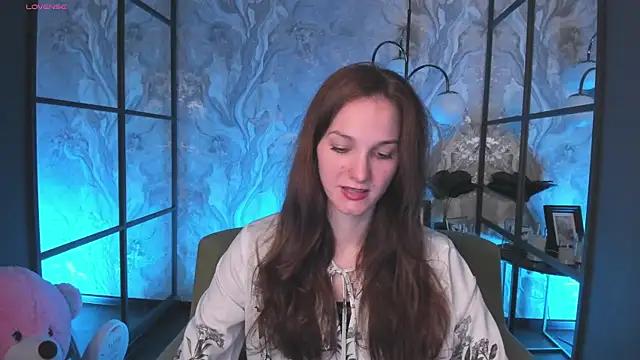 Snapshot of MirandaGlow chatting on April 5, 5:37 am MirandaGlow online show from April 5, 5:37 am