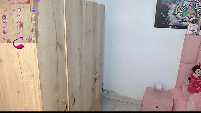 Snapshot of sofia_gold_ chatting on January 9, 1:45 pm sofia gold online show from January 9, 1:45 pm